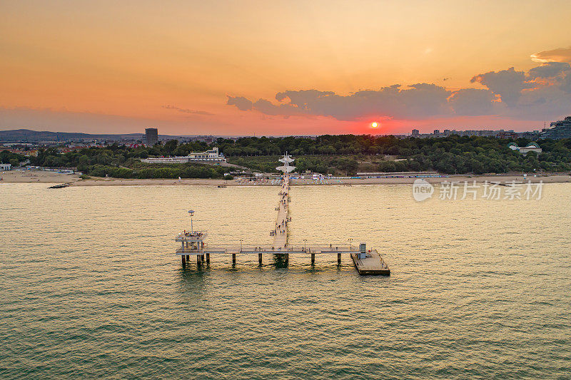 空中无人机的角度布尔加斯、保加利亚、黑海海岸和海洋花园sunseet -(保加利亚:Кадъротдрон,Бургас,България,ЧерномореиМорскаградина)